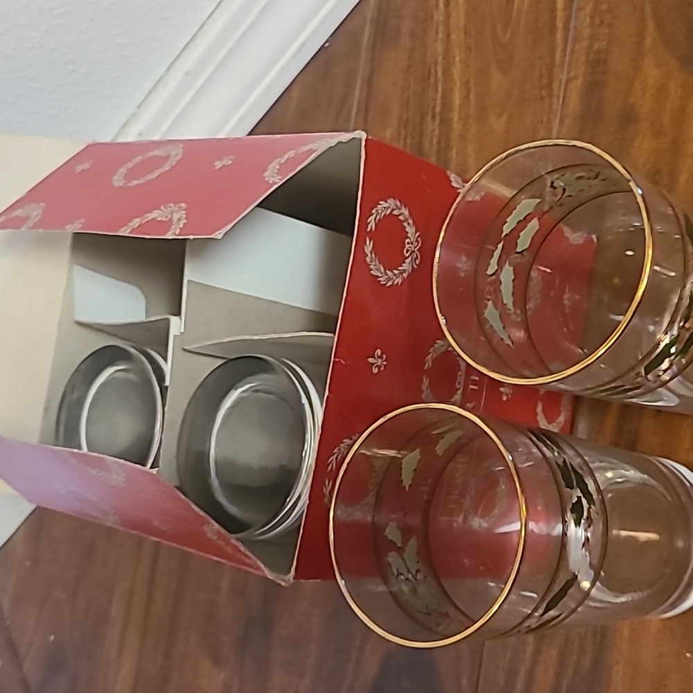Holiday Themed Glass Tumblers with Holly Design - Picture 4 of 4